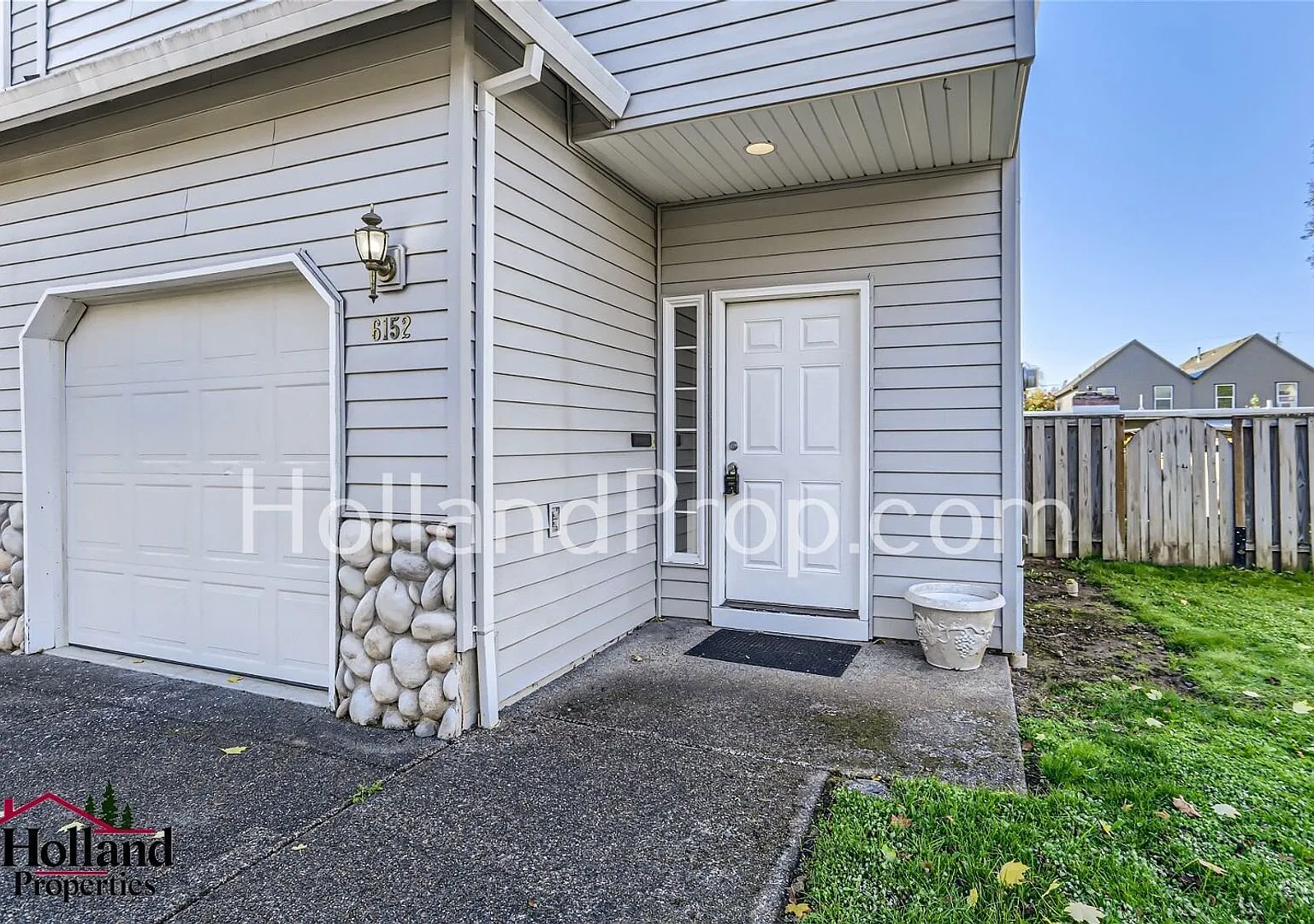 Cute 3 bedroom duplex unit with a fenced yard! — Photo 4