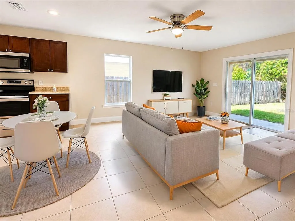 3 bed, 2.0 bath, 2205 sqft, $1,800 — Photo 3