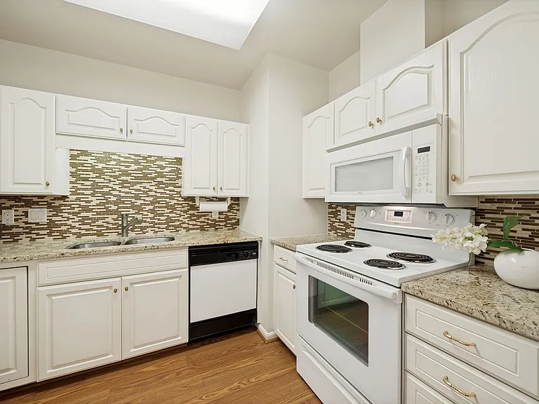 1 Towers Park Ln #413 — Photo 4