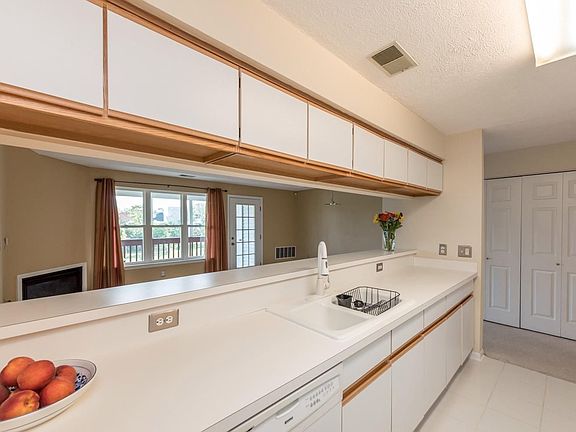 4th image of 1723 Weatherstone Dr