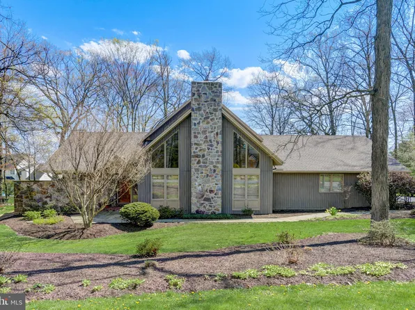 5226 Foxcroft Dr, Schnecksville, PA 18078