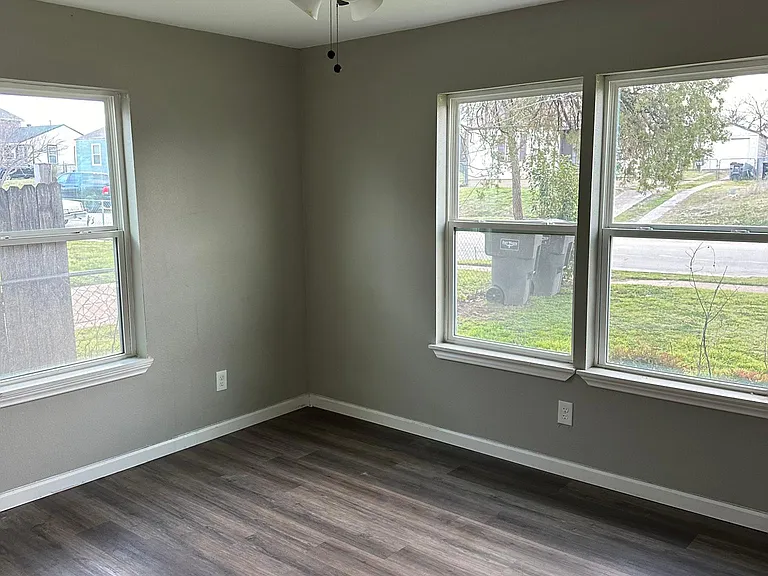 2401 Shropshire St — Photo 17