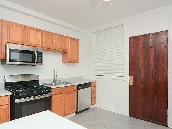 3rd image of 1912 W Montrose Ave #3