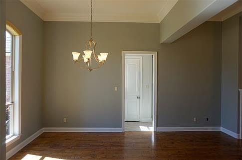 3rd image of 500 Queensberry Dr