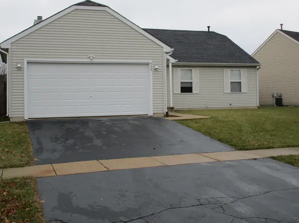 828 Casey Ln, Harvard, IL 60033