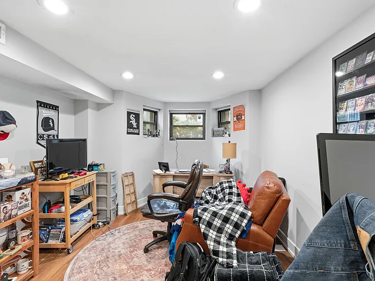 1421 N Dearborn St — Photo 143