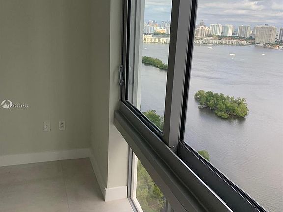 3rd image of 16385 Biscayne Blvd Unit 2807