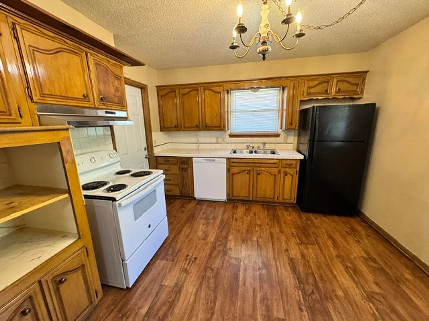 New carpet and paint! 3 bed, 2 bath, 2 car garage home for rent near I-240 and Penn / south OKC. — Photo 4