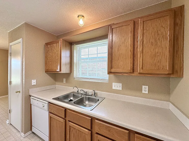 4404 Waterside Dr — Photo 13