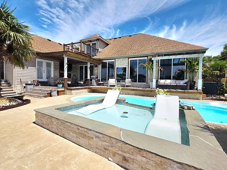 Sandoval Dr — Photo 1
