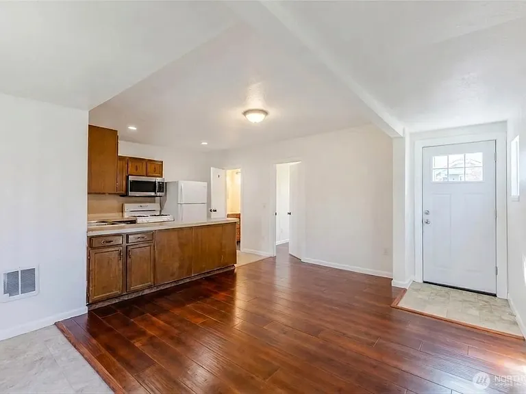 1102 N Sheridan Ave #D — Photo 2