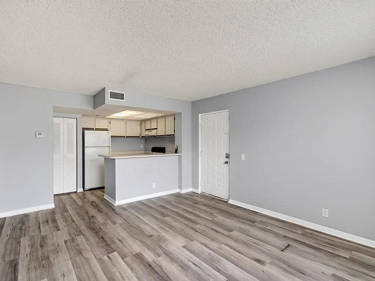 752 Executive Center Dr #110-11-110 — Photo 2