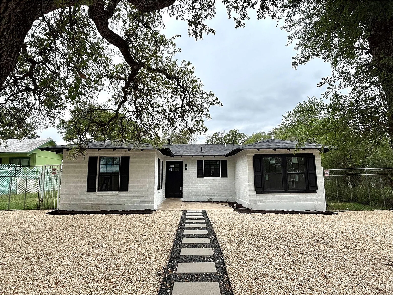 3 bed, 2.0 bath, 906 sqft, $1,850 — Photo 2