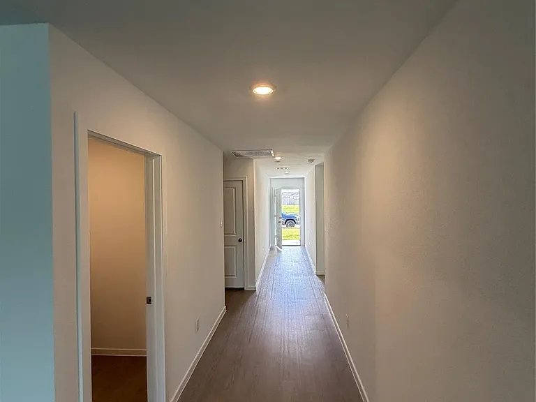 921 Woodhaven Lakes Dr — Photo 3