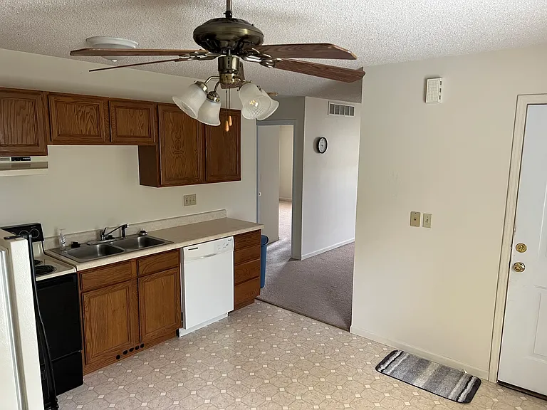 213 W Stone St #4 — Photo 8