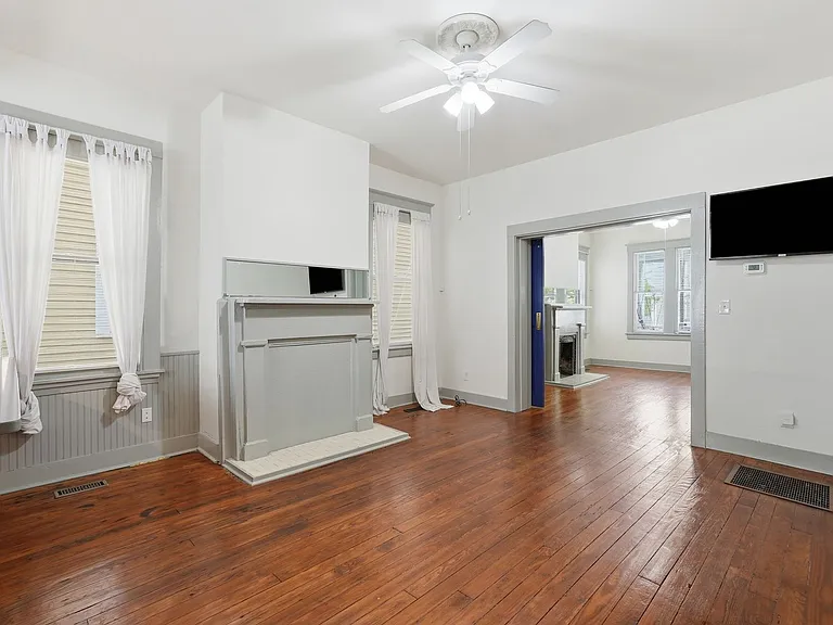 538 E Waldburg St — Photo 16