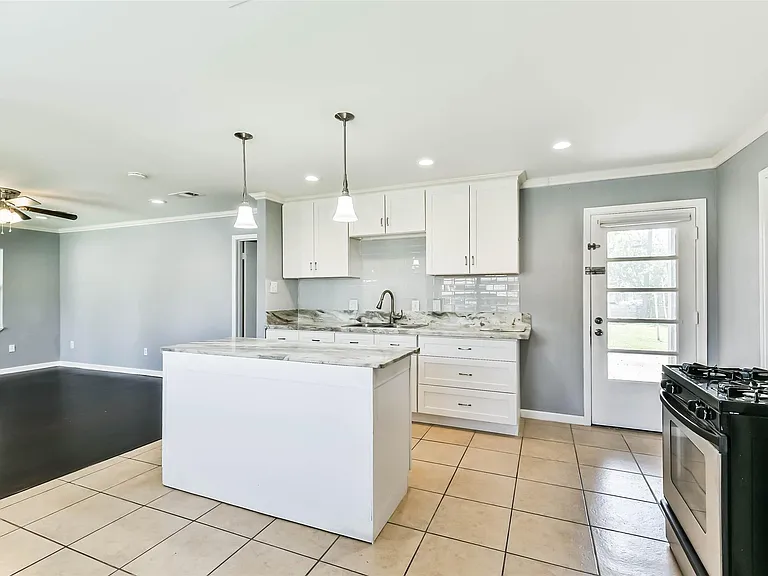 938 Vivian Ave — Photo 10