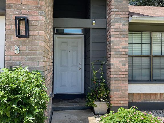3rd image of 824 Garden Meadow Dr