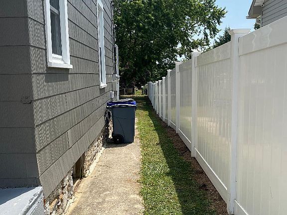 2nd image of 1050 Corbett St