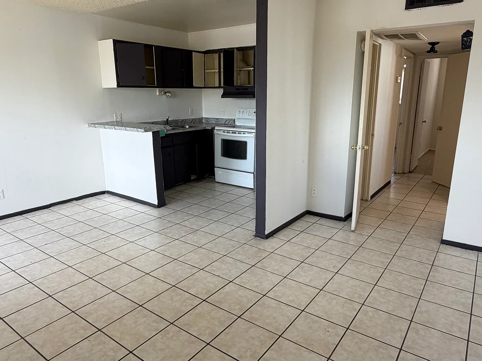 2 bed, 918 sqft, $1,200 — Photo 2