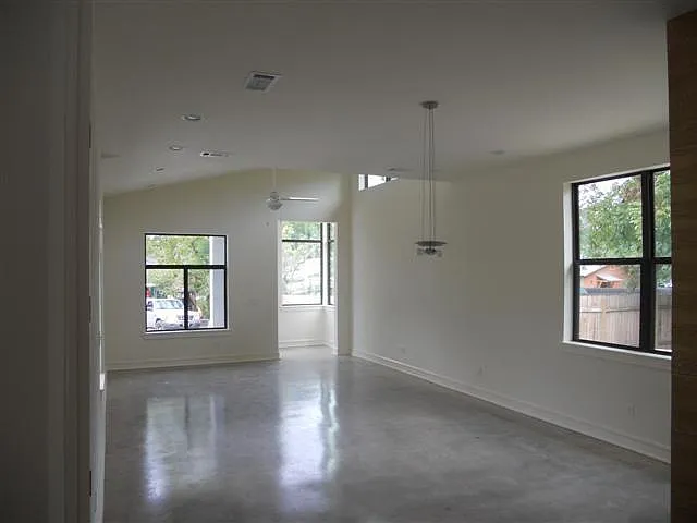 5 bed, 3.0 bath, 2342 sqft, $4,200 — Photo 4