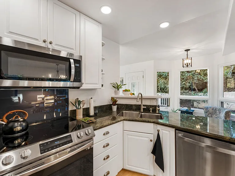 2570 Lillie Ave — Photo 17