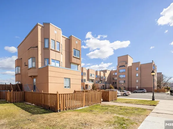 316 Nelson Ct, Edgewater, NJ 07020