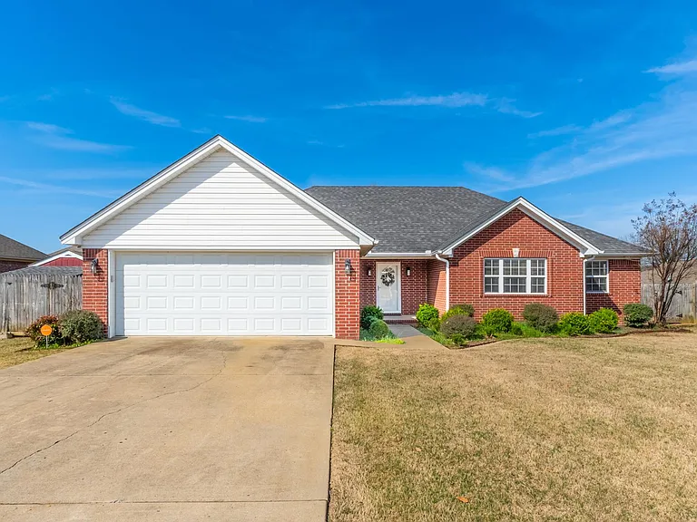 2213 Caleb Dr — Photo 1