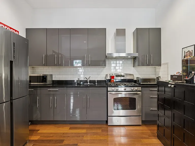 284 E 7th St #2 — Photo 4