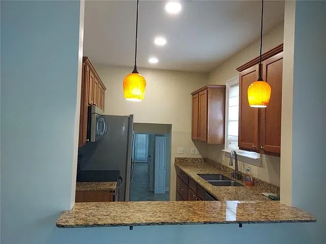 3 bed, 2.0 bath, 1640 sqft, $2,300 — Photo 4