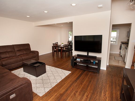 Livingroom w/ Real Hardwood 
