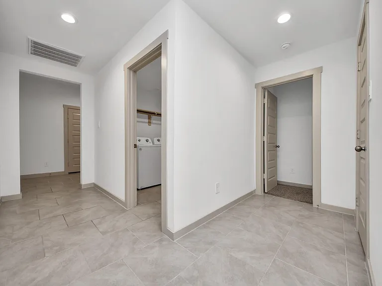 1118 Hyde Lake Ln — Photo 9