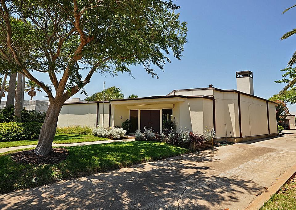 Contemporary home on 14,290 square foot lot with 3 car garage attached in back. The exterior constru