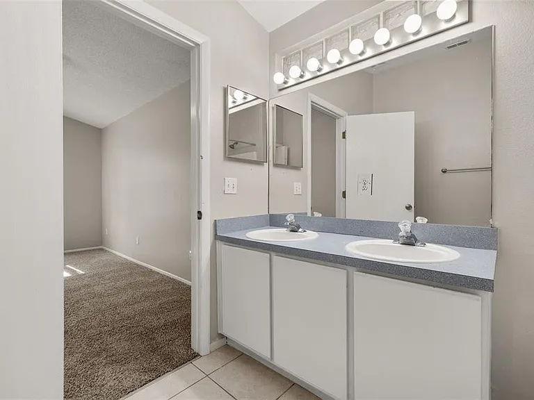 551 Castlemain Cir — Photo 33