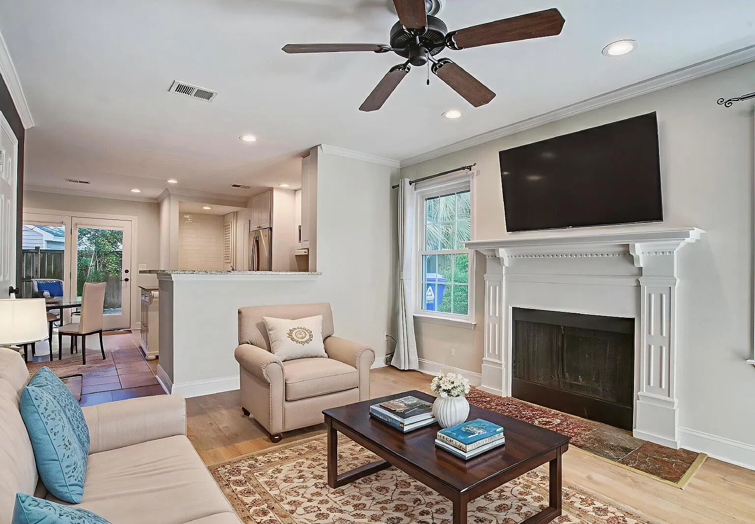 3 bed, 2.5 bath, 1250 sqft, $3,195 — Photo 3