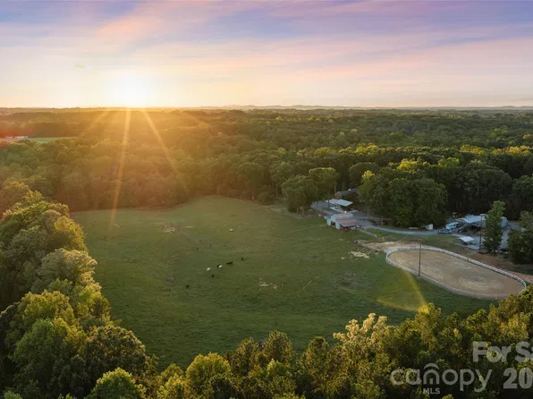 996 Beamguard Rd, Clover, SC 29710