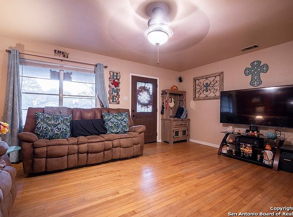 5th image of 1302 Keller Ln