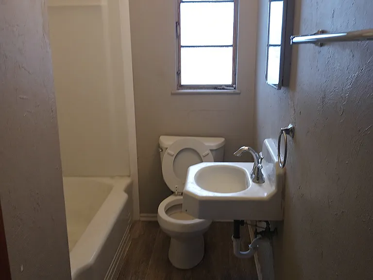 460 N Broadway St #4 — Photo 3