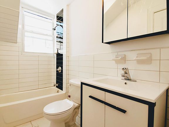 4th image of 2729 Matthews Ave #4