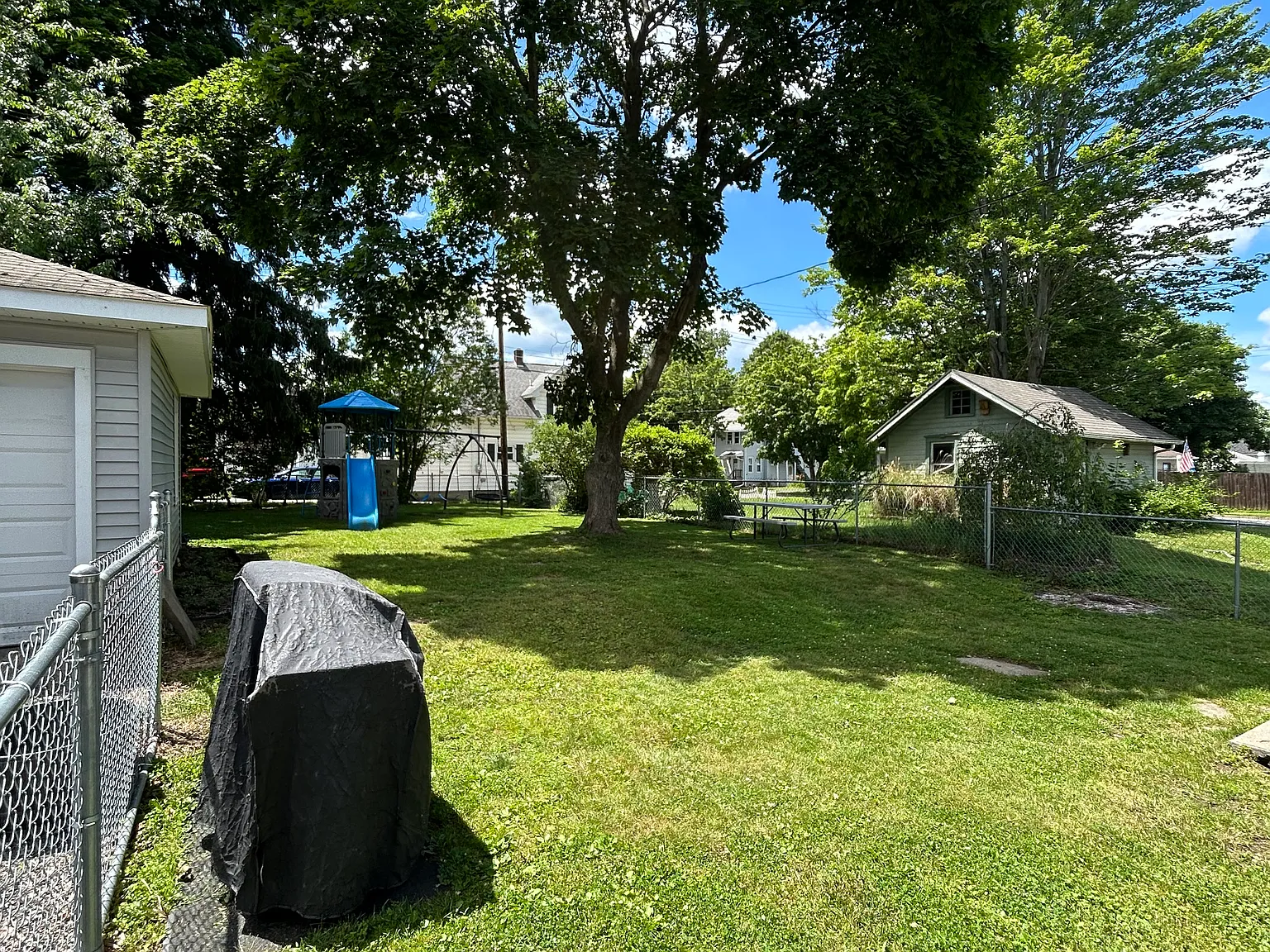 3 bed, 1.5 bath, 1750 sqft, $2,400 — Photo 3