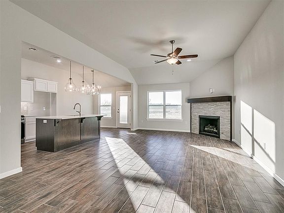 4th image of 1109 Acacia Creek Dr