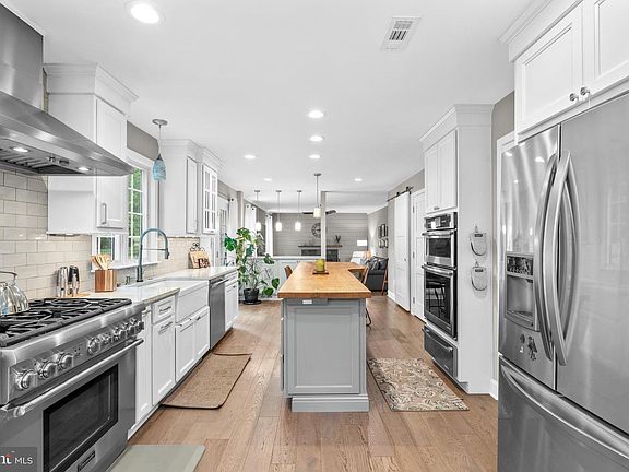 3rd image of 2 Sutton Ct