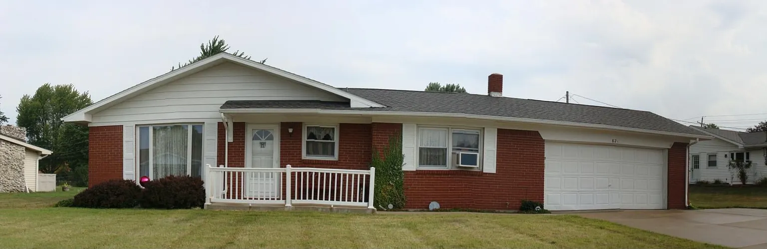 820 E Holiday Dr photo 1