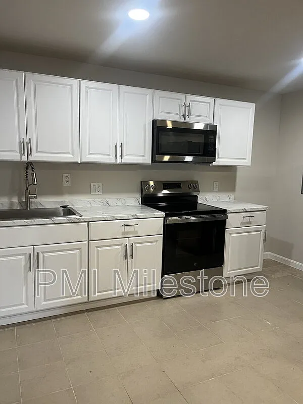 3 bed, 1.0 bath, 1200 sqft, $1,850 — Photo 2