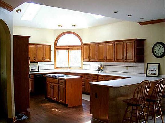 4th image of 8860 Chateau Dr