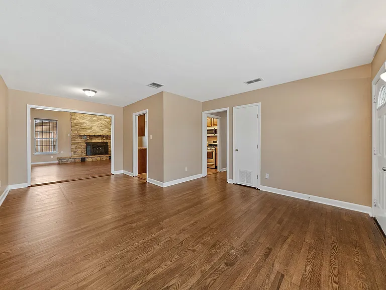 615 Burwood Ln — Photo 5
