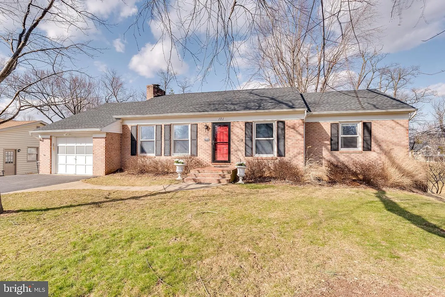 101 E View Ct photo 1