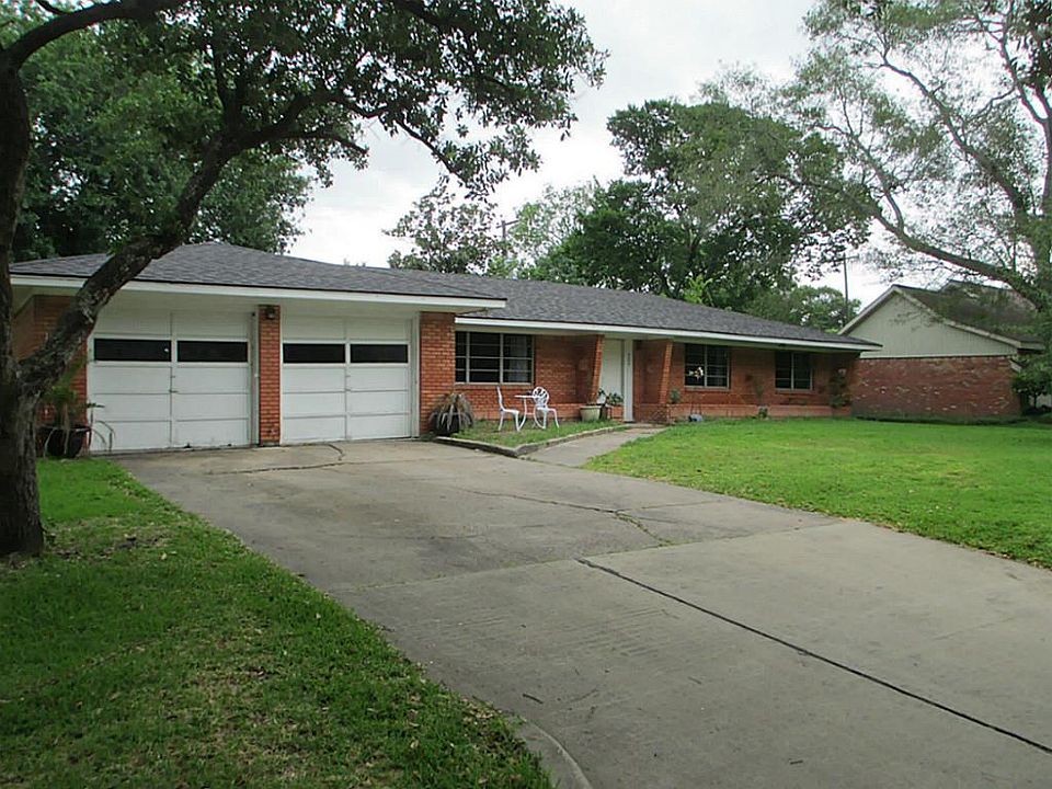 1st image of 704 Rosewood Dr