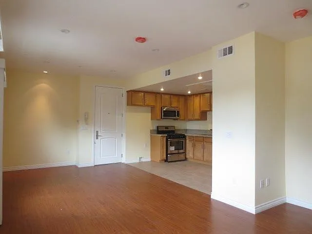 14826 Vanowen St #102 — Photo 8