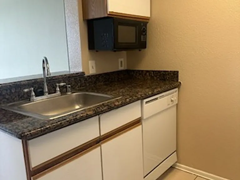 Russell Court Apartments — Photo 12